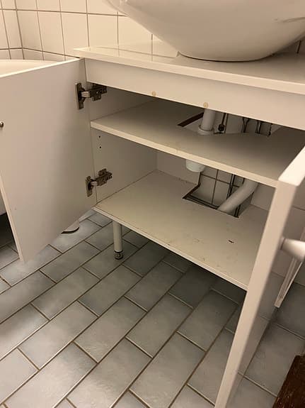 Vitt badrumsskåp/ tvättställsunderskåp med justerbara ben