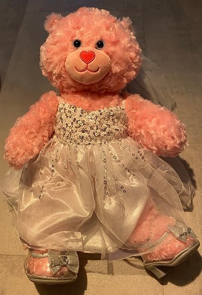 Rosa nallebjörn med bröllopskläder och skor