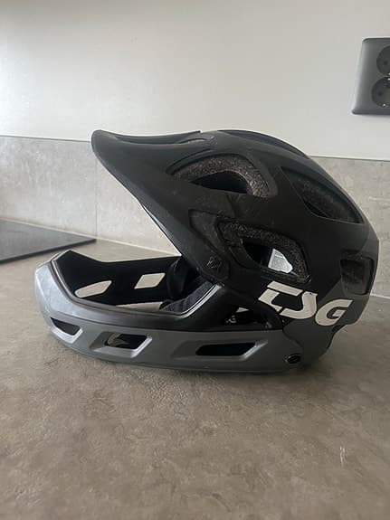 TSG cykelhjälm fullface svart/grå