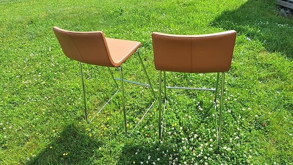 Säljer 2  lädderbarstolar  IKEA serie Bernhard