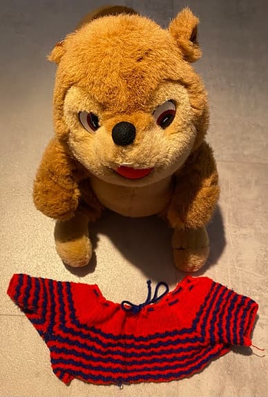 Sött mjukdjur med stickad tröja