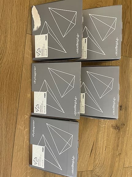 5 par Pythagoras hyllkonsoler från Maze (Brass matte)