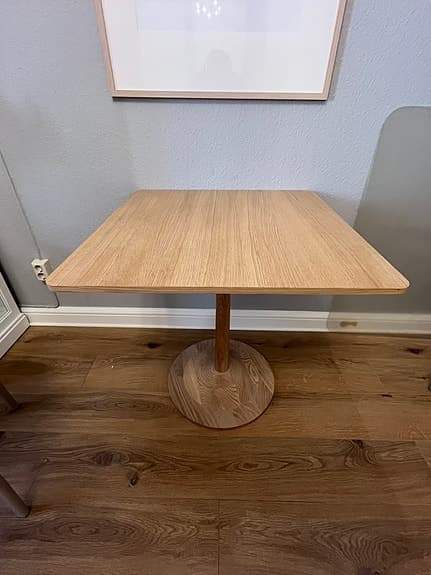Turned matbord från Bolia – Vitpigmenterad lackerad massiv ek