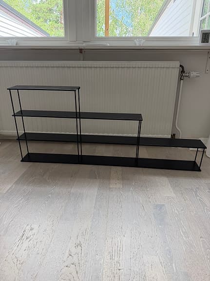 Svart metall Vägghylla MIO