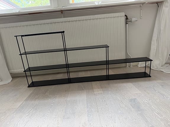 Svart metall Vägghylla MIO
