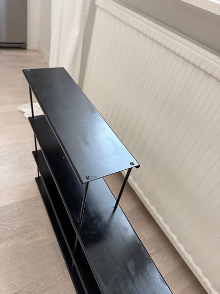 Svart metall Vägghylla MIO