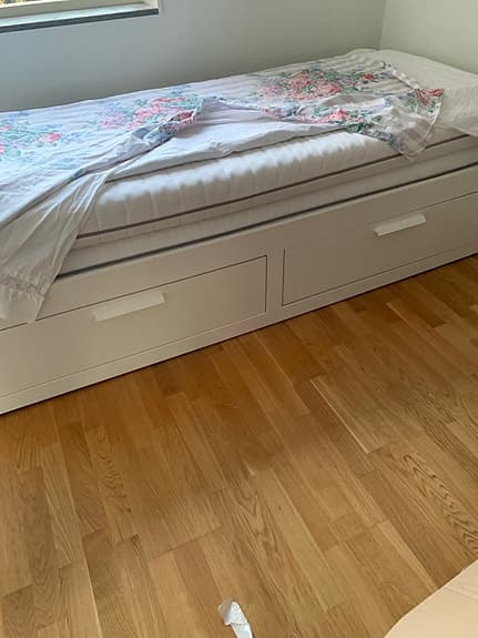 IKEA vit säng med förvaring80*206