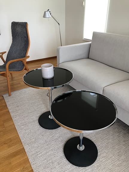DUX Pronto soffbord svart glas och rund fot av metall