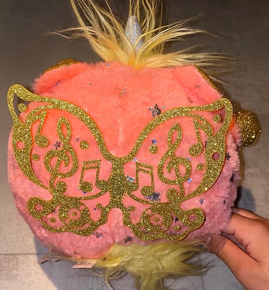 Söt fluffig figur med glittriga detaljer