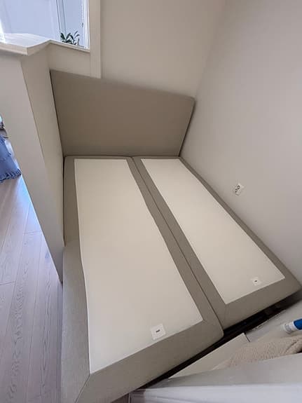 160 cm säng från SOVA (24SJU Månsken Classic) med sänggavel och ben – köpt 2025