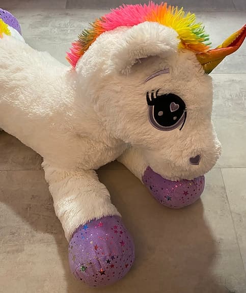 Stor och mjuk unicorn med stjärnhovar
