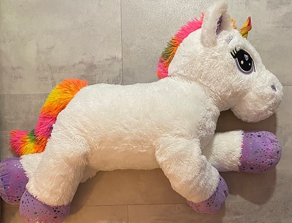 Stor och mjuk unicorn med stjärnhovar