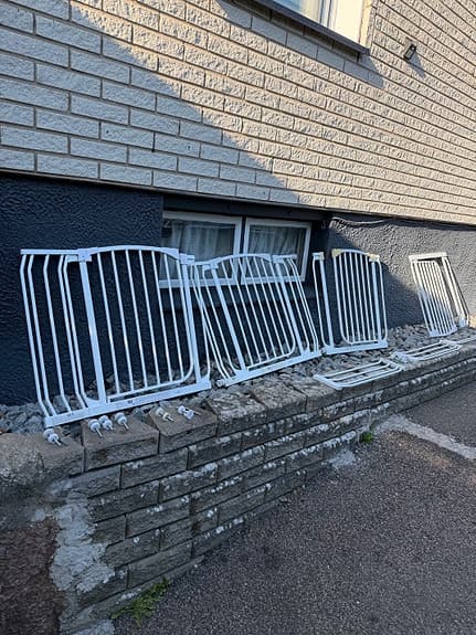 Vita grindar / barngrindar för dörr eller trappa