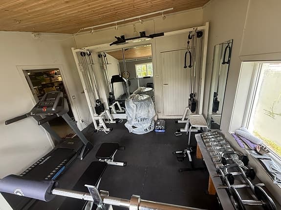 Hemmagym med skivstång, hantlar och kabelmaskin