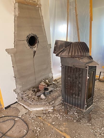 Gjutjärnskamin med glasdörrar svart