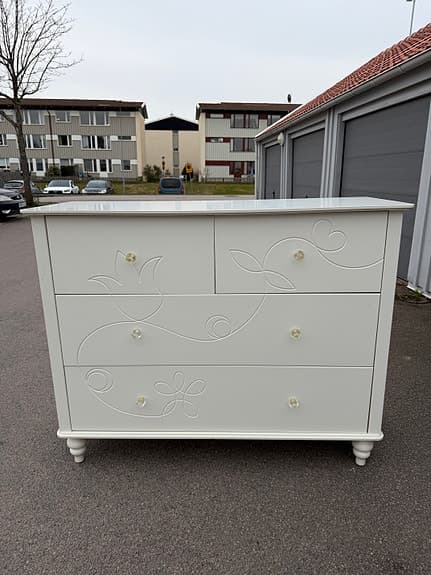 Vit IKEA Kviby byrå med 4 lådor och glasskiva
