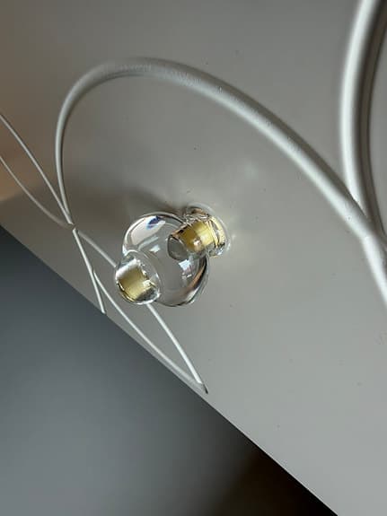 Vit IKEA Kviby byrå med 4 lådor och glasskiva