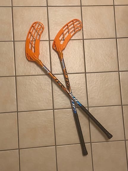 innebandyklubbor (små) 60 cm blå/orange vänster