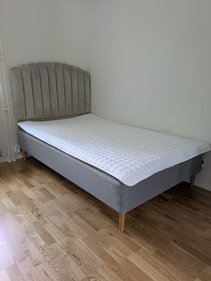 Säng Jysk "Dingla" 120x200 grå med bäddmadrass "Muru" samt ben i ek