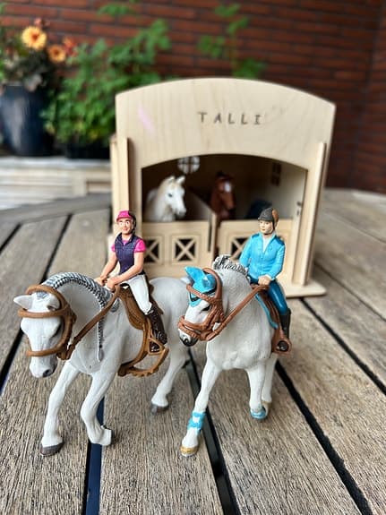 Schleich hästar (5), -riddare (2) och stallet