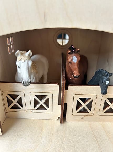 Schleich hästar (5), -riddare (2) och stallet