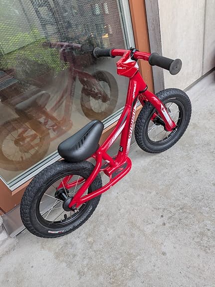 Specialized Boy's Hotwalk - balanscykel 12" röd