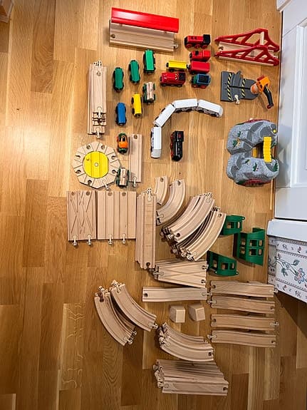 BRIO/MICKI trätåg med räls, broar och berg