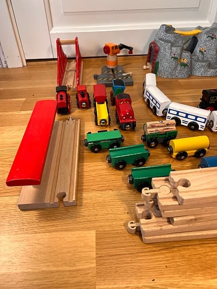 BRIO/MICKI trätåg med räls, broar och berg
