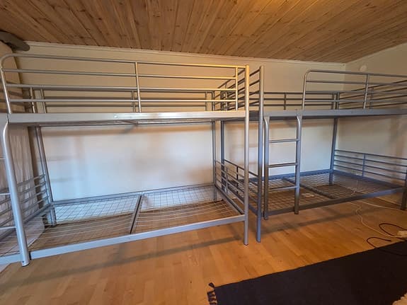 Metallvåningssängar med stege