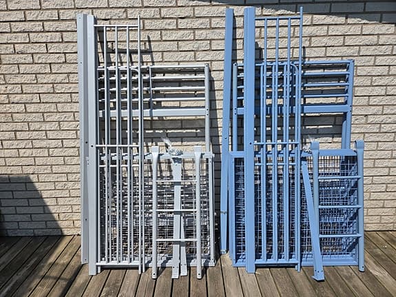 Metallvåningssängar med stege
