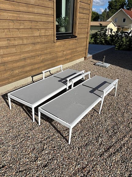 Solstolar grå med vit stomme utomhus från venture design