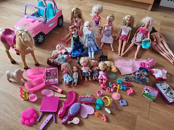 Barbie-dockor, tillbehör och fordon