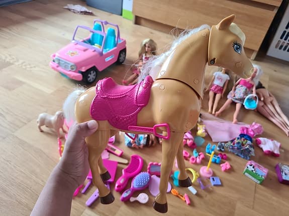Barbie-dockor, tillbehör och fordon