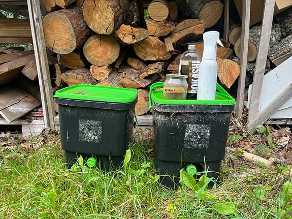 Bokashi-hinkar med lock och tappkran