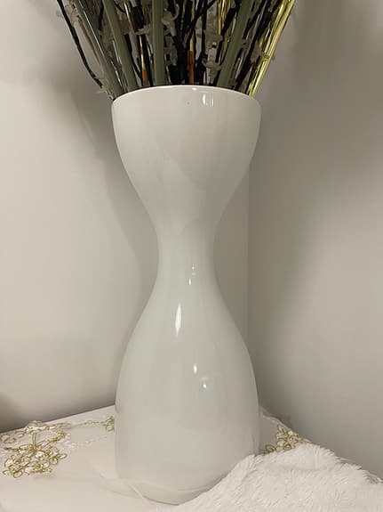 Stor och elegant golvvas med vackra konstblommor