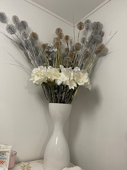 Stor och elegant golvvas med vackra konstblommor