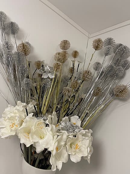 Stor och elegant golvvas med vackra konstblommor