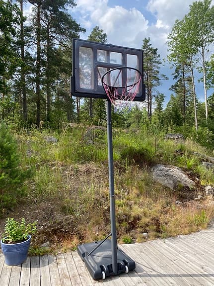 Basketkorg på fot med platta