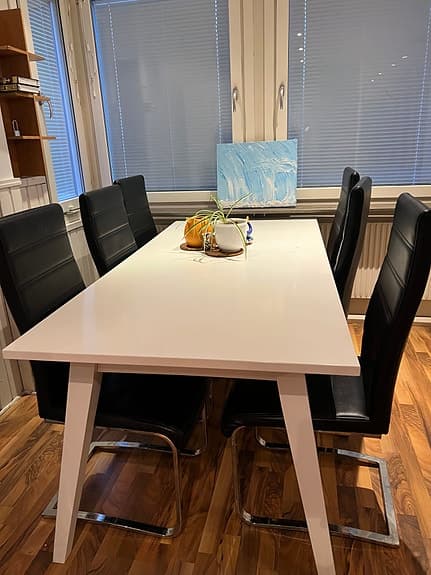 Modern matgrupp med 6 stolar – Billigt vid snabb affär!