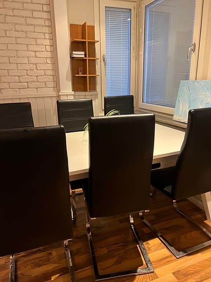 Modern matgrupp med 6 stolar – Billigt vid snabb affär!