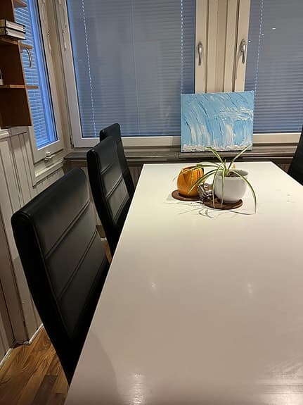 Modern matgrupp med 6 stolar – Billigt vid snabb affär!