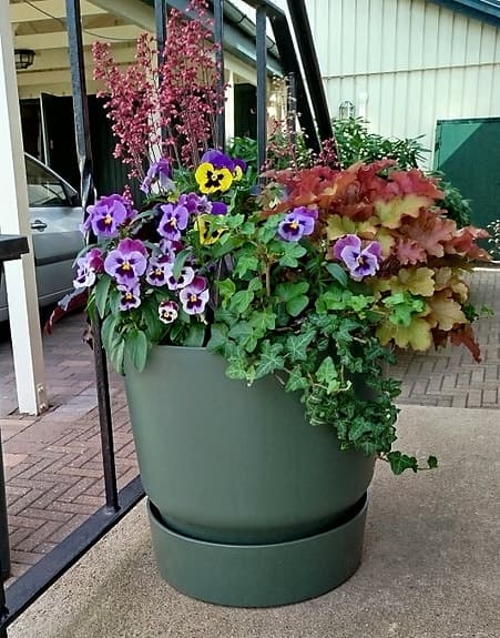 Elho stor grön kruka med planterade blommor