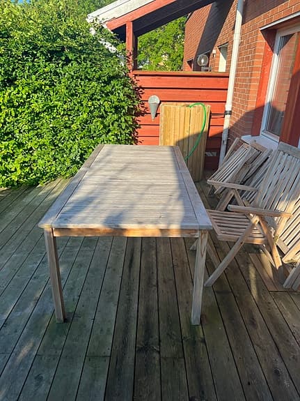 Trädgårdsbord och stolar i trä