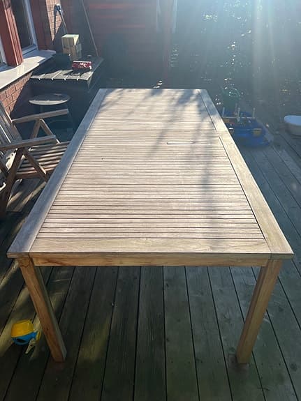 Trädgårdsbord och stolar i trä