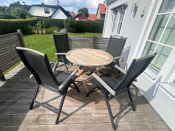 Brafab runt trädgårdsbord med 4 positionstolar