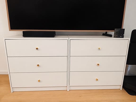 2 st IKEA GURSKEN byråer. Ljusbeige med guldknoppar.