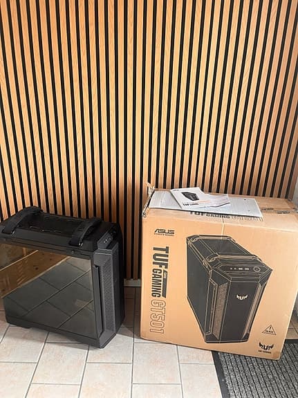 Asus TUF Gaming GT501 datorchassi + Thrustmaster ratt och pedaler