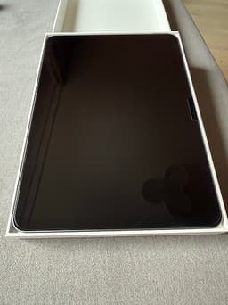 iPad Air 11” M4 i nyskick, med skal och skärmskydd