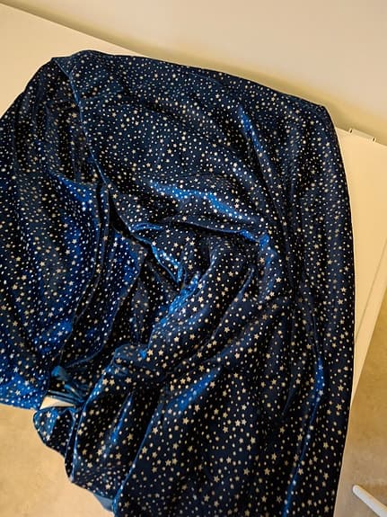 Blått sammetsliknande tyg med stjärnmönster