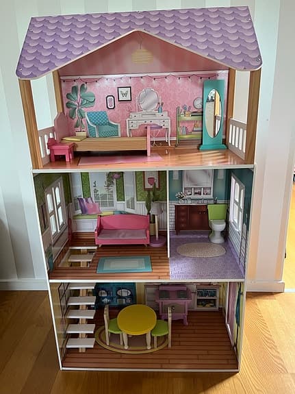 Barbie dockhus i trä med tre våningar och möbler